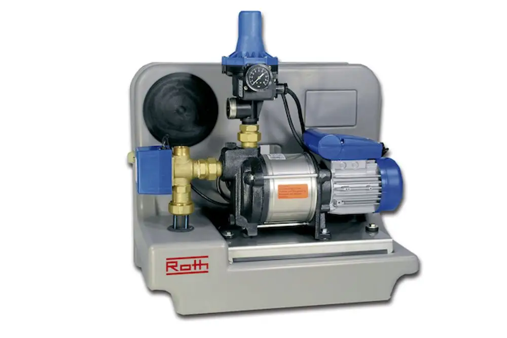 Regenwasser-Pumpmodul der Marke Roth. Das Gerät ist auf einer grauen Grundplatte montiert und verfügt über einen Elektromotor sowie Anschlüsse und einen Manometer.